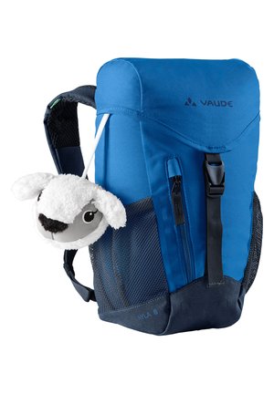 Sac à dos bleu pour enfants avec un porte-clés en peluche en forme de mouton. Dispose de poches latérales en maille, de bretelles réglables et d'un design à rabat supérieur.
