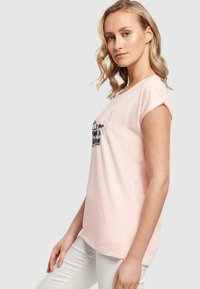 Merchcode IT´S YOUR TIME TO BLOOM EXTENDED SHOULDE - T-shirts med print - pink