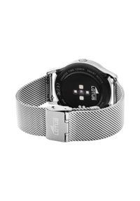 Smartwatch con un cinturino in rete di acciaio inossidabile. Sul retro circolare nero sono presenti sensori e indicatori di carica. Chiusura con un gancio argentato.