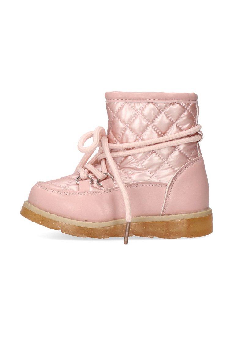 Botas de tobillo acolchadas en color rosa con acabado brillante, punta redonda, cierre de cordones y suela de goma texturizada. Acentuadas con ganchos metálicos.