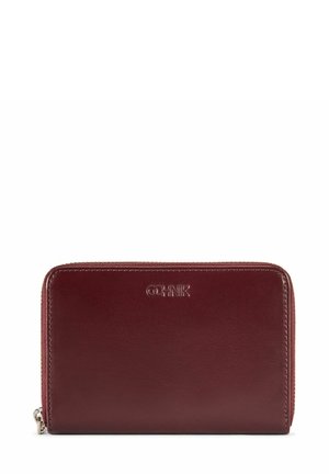 Bordowy skórzany portfel o gładkiej fakturze, z zapięciem na zamek i wytłoczonym logo z przodu. Kompaktowy prostokątny kształt, minimalistyczny design.