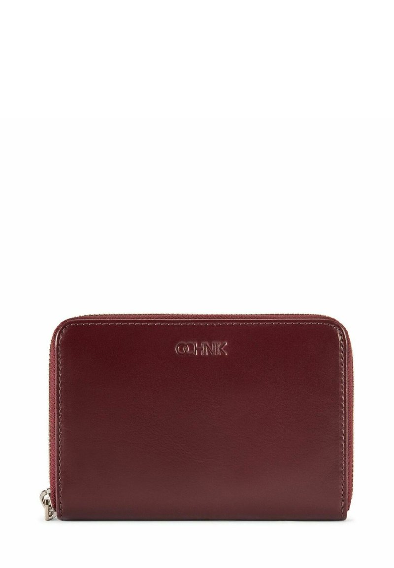 Bordowy skórzany portfel o gładkiej fakturze, z zapięciem na zamek i wytłoczonym logo z przodu. Kompaktowy prostokątny kształt, minimalistyczny design.
