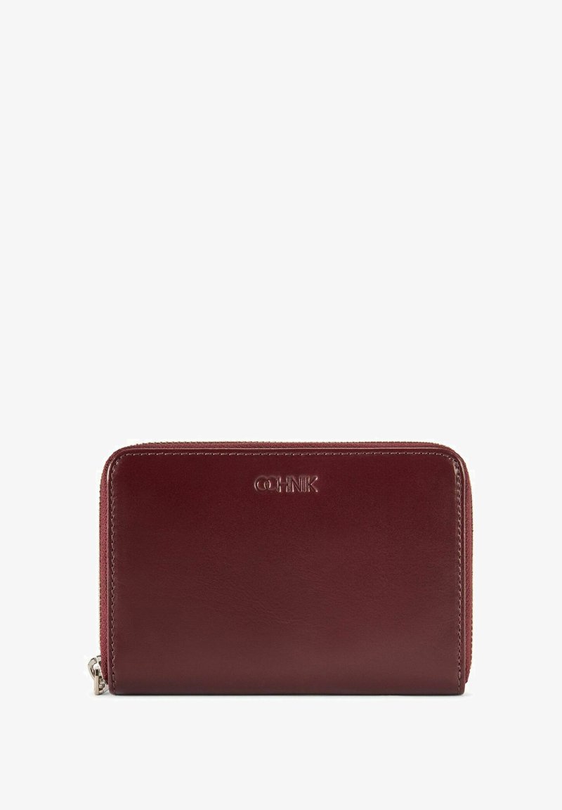 Bordowy skórzany portfel o gładkiej fakturze, z zapięciem na zamek i wytłoczonym logo z przodu. Kompaktowy prostokątny kształt, minimalistyczny design.