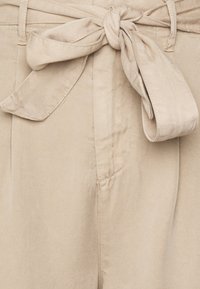 Vero Moda Tall VMMIA TIE PANT - Calças - silver mink