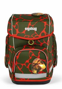 Grüner Rucksack mit einem roten abstrakten Muster, reflektierenden Akzenten, einer vorderen Reißverschlusstasche und einem runden Abzeichen mit einem Drachen. Markenlogo: ergobag.