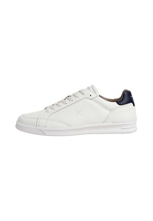 Witte lage vetersneakers van glad leer, met een reliëflogo aan de zijkant, witte zool en navy hielstrook.
