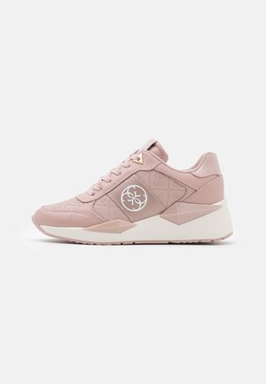 Pink kile-sneaker med quiltet mønster, snørelukning foran, hvid cirkulær logo på siden og tyk hvid sål med geometriske detaljer.
