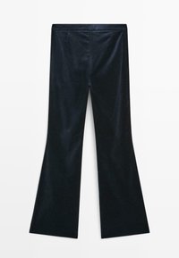 Mörkblå boot-cut byxor med en slät textur, med en platt midja och framfickor. Tyget har en lätt glans.