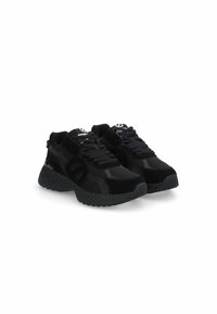Zwarte sportschoenen met een getextureerde bovenkant, gekenmerkt door een mix van materialen, subtiele accenten en een chunky, patroonachtige zool.