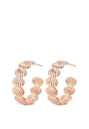 Ohrringe aus Roségold mit einer Textur aus sich überlappenden Muschelformen, die einen Halbkreis bilden.