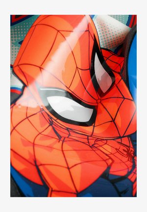 Tissu sur le thème de Spider-Man présentant une vibrante palette de couleurs orange et bleue, avec une finition brillante et un motif de toile détaillé sur le visage du personnage.