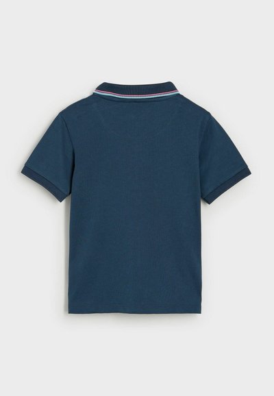 Temno modra polo majica s kratkimi rokavi, ki ima kontrastni ovratnik z roza in zelenimi črtami, izdelana iz mehkega, teksturiranega materiala.