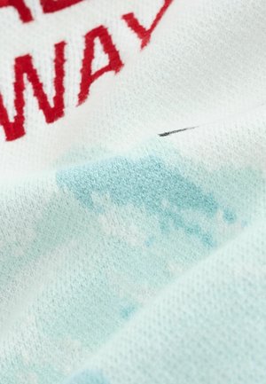 Dzianina w jasnoniebieskim kolorze z białymi akcentami; posiada czerwony haftowany tekst oraz miękką, teksturowaną powierzchnię z delikatnym wzorem gradientowym.