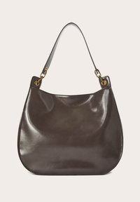 Borsa a tracolla in pelle marrone con una superficie liscia, forma curva e una singola tracolla. Presenta dettagli in metallo dorato e cuciture decorative.