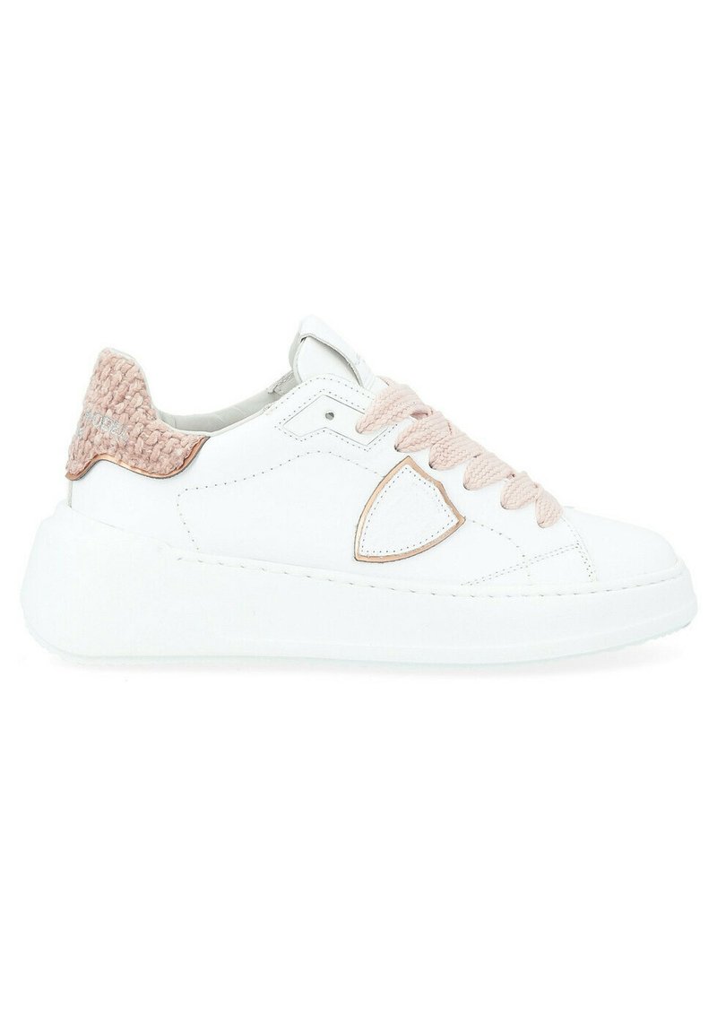 Sneaker in pelle bianca con accenti intrecciati rosa, suola spessa bianca e lacci abbinati. Presenta un logo laterale e dettagli cuciti.