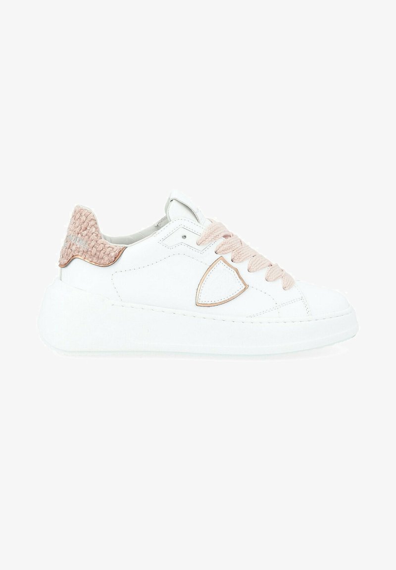 Sneaker in pelle bianca con accenti intrecciati rosa, suola spessa bianca e lacci abbinati. Presenta un logo laterale e dettagli cuciti.