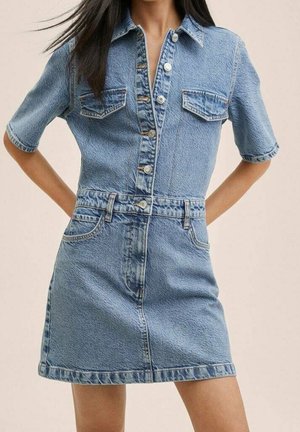 Denimjurk met korte mouwen, knoopsluiting aan de voorkant, twee borstzakken, een ceintuur in de taille en een mini-rok in lichtblauw.