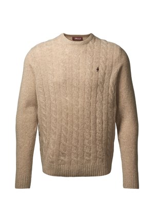 Beige kabelgebreide trui met geribde manchetten en zoom, voorzien van een klein embleem op de borst. Gemaakt van zacht, gestructureerd materiaal.