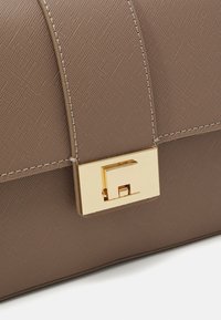 Thumbnail Image 7