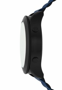 Svart klocka med rund urtavla, slät bezel, två sidoknappar och en vriden marinblå rem. Urtavlan är vit, vilket skapar en kontrast mot det svarta.