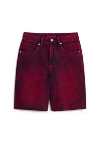 Shorts de mezclilla roja con un acabado desgastado, cinco bolsillos, cierre de botón de metal y dobladillo deshilachado. La tela tiene un aspecto texturizado.