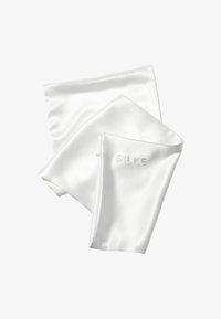 Foulard bianco in seta caratterizzato da una superficie liscia e una leggera lucentezza, con la parola "SILKE" ricamata con filo bianco coordinato.