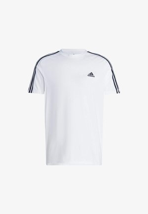 Camiseta blanca de manga corta hecha de algodón con el logo negro de adidas en el pecho y tres franjas negras a lo largo de los hombros.