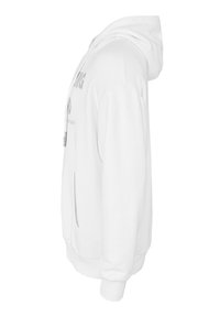 Vit hoodie tillverkad av bomullsblandat tyg, med en framficka i kängurustil, ribbade ärmslut och logotyp tryckt på framsidan. Sidovy visas.