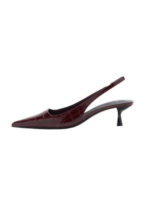 Czółenka typu slingback z ostro zakończonym noskiem, na niskim czarnym obcasie typu kitten heel, z cholewką z bordowej skóry o fakturze krokodyla.