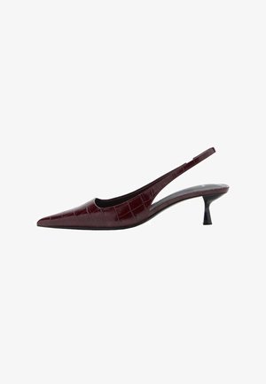 Czółenka typu slingback z ostro zakończonym noskiem, na niskim czarnym obcasie typu kitten heel, z cholewką z bordowej skóry o fakturze krokodyla.