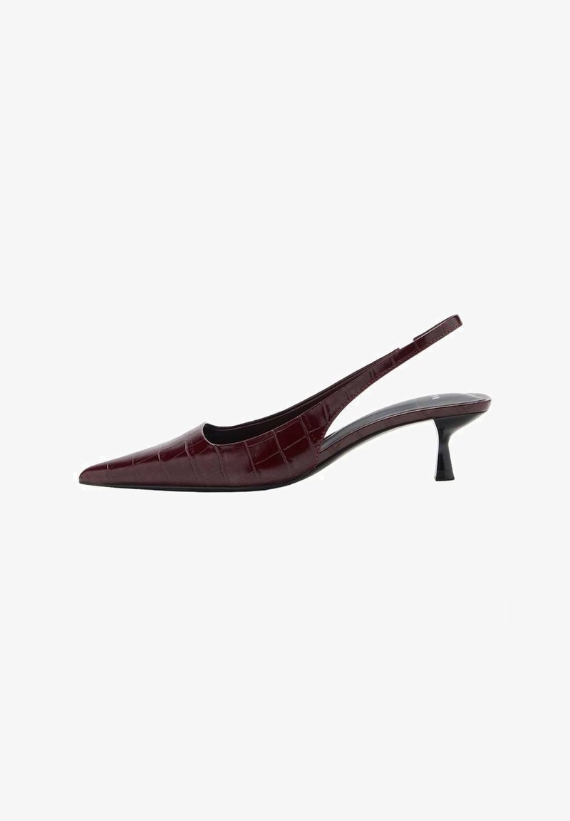 Escarpin à bout pointu avec bride arrière et petit talon kitten noir, empeigne en cuir texturé crocodile bordeaux.