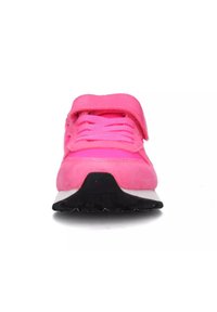 Scarpa sportiva rosa realizzata in materiale scamosciato, con lacci in tessuto e una striscia a velcro. Progettata con una suola nera testurizzata e una soletta bianca.