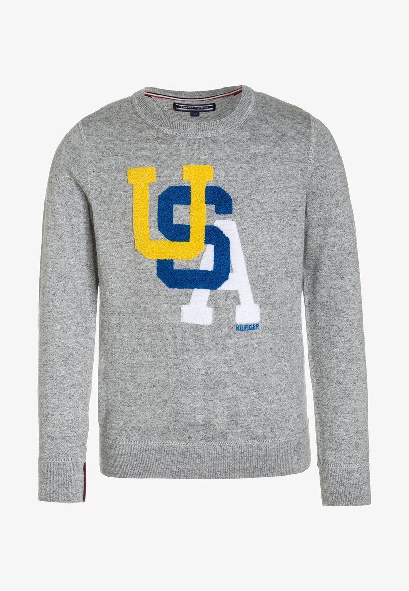 Sweatshirt gris avec un logo "USA" texturé multicolore en jaune, bleu et blanc. Présence de détails côtelés aux poignets et au col.