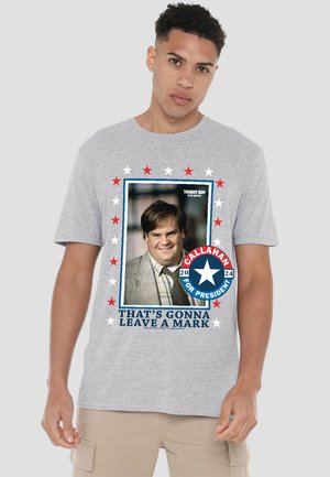 Graues Baumwoll-T-Shirt mit einem grafischen Druck, der ein gerahmtes Foto, rote und blaue Sterne sowie den Text "CALLAHAN FOR PRESIDENT 2024" in der Mitte zeigt.