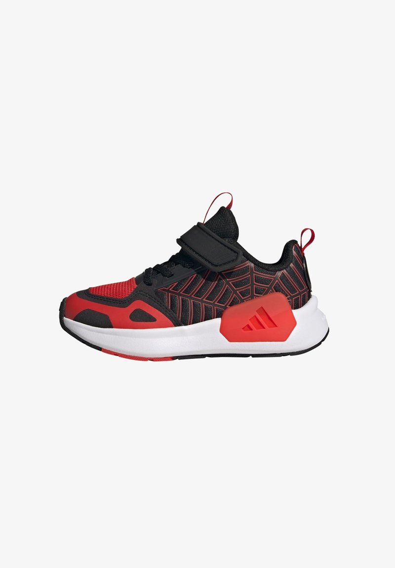 Crne i crvene atletske cipele s mrežastim gornjištem, teksturiranim detaljima, čičak trakama i debelim bijelim potplatom s crvenim logotipom.