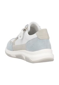 Baskets légères en suède de couleur blanche, gris clair et bleu doux. Comprennent une fermeture à glissière et une semelle rembourrée.