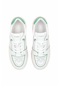 Baskets blanches avec des détails verts, en cuir, présentant un design perforé sur l'avant, une fermeture à lacets et une forme à bout rond.