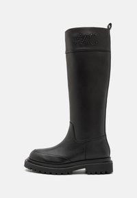Botas altas de cuero negro, con puntera redonda, parte superior texturizada, detalle de logo cosido y suela resistente para tracción y durabilidad.