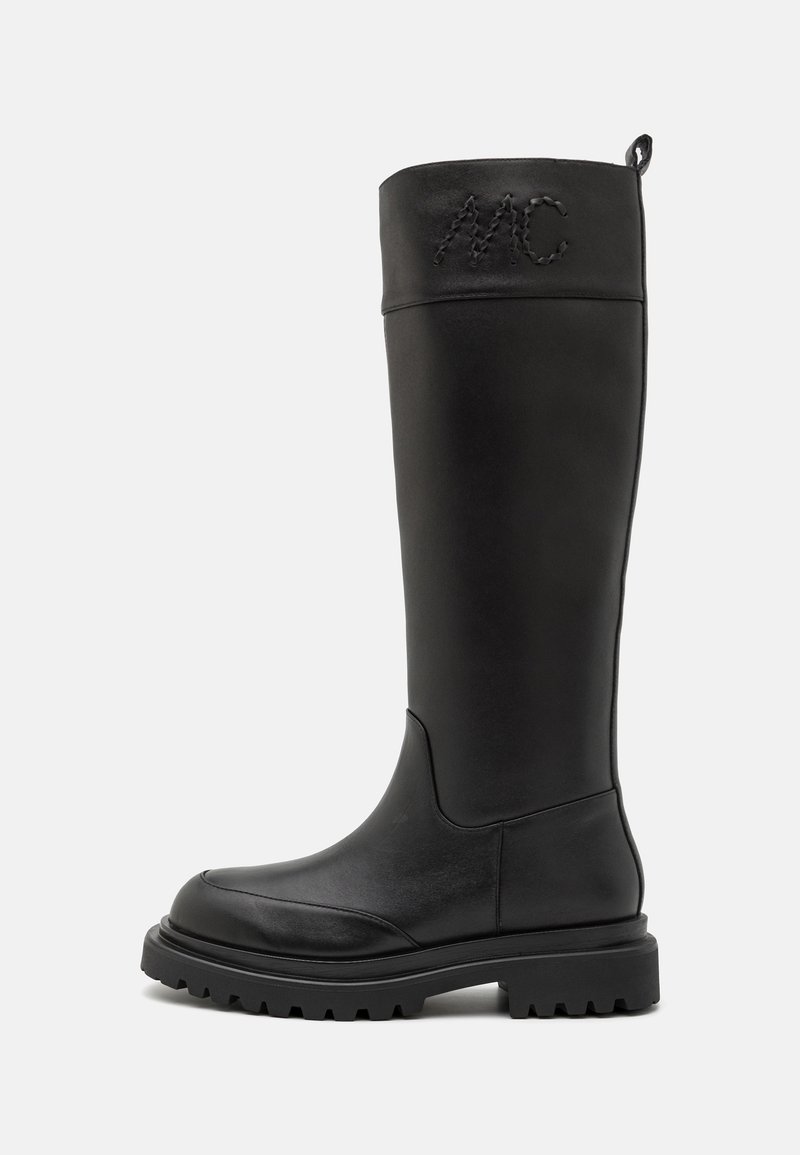 Botte noire en cuir montant jusqu'au genou, avec un bout arrondi, une tige texturée, un logo brodé et une semelle robuste pour une meilleure traction et durabilité.