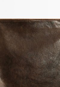 Materiale in pelle marrone con una texture liscia e lucida e sottili variazioni di tonalità, caratterizzato da una forma rettangolare senza dettagli aggiuntivi.