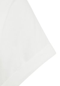 Camiseta de algodón blanca con mangas cortas, que presenta una textura suave y un diseño clásico y sencillo. El detalle de los puños está cuidadosamente acabado.
