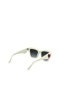 Białe okulary przeciwsłoneczne w kształcie kociego oka z gradientowymi ciemnymi szkłami. Boczna część z czerwonym akcentem w kształcie serca. Wykonane z lekkiego tworzywa sztucznego.