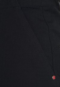 Burton Kapsáče - black