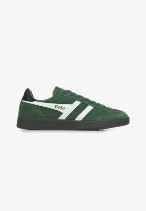 Groene suède sneaker met witte strepen en branding. Heeft een zwarte hielaccent en een platte rubberen zool. Gestrikt ontwerp.