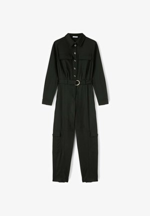 Schwarzer Jumpsuit mit Kragen, vorderer Knopfleiste, zwei Brusttaschen, tailliertem Gürtel mit Ring und schmal zulaufenden Beinen.