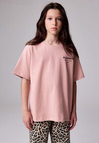 Roosa puuvillane T-särk lühikeste varrukatega ja ümara kaelusega, millel on trükitud "ALLSAINTS" logo. Kandmiseks sobivad leopardimustri püksid, mille lõige on lõdvestunud.