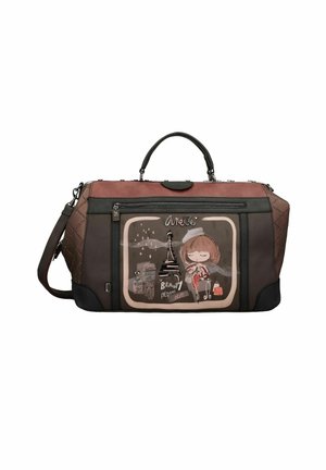 Braune Reisetasche mit einem strukturierten Design, ausgestattet mit einer Vordertasche, die eine Illustration eines Mädchens, des Eiffelturms und Text zeigt. Sie verfügt über zwei Tragegriffe und einen Schultergurt.
