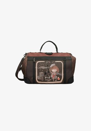 Braune Reisetasche mit einem strukturierten Design, ausgestattet mit einer Vordertasche, die eine Illustration eines Mädchens, des Eiffelturms und Text zeigt. Sie verfügt über zwei Tragegriffe und einen Schultergurt.