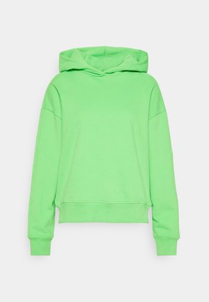 Felgroene pullover met capuchon en lange mouwen, met geribde boorden en zoom, plat getoond tegen een lichte achtergrond.