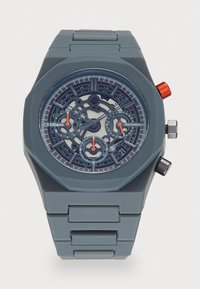 Orologio in silicone grigio con quadrante scheletro multifunzionale e accenti rossi, cassa ottagonale e componenti in metallo. Include sottodial cronografo.